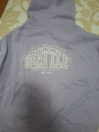 Chaqueta con cremallera y capucha morada