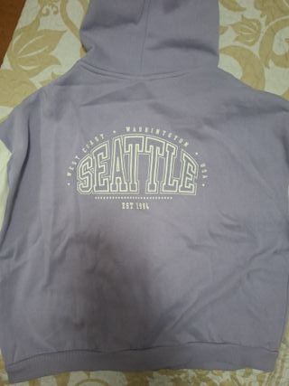 Chaqueta con cremallera y capucha morada