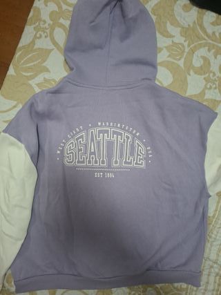 Chaqueta con cremallera y capucha morada