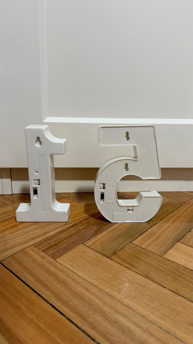 Números dorados con luces “15”