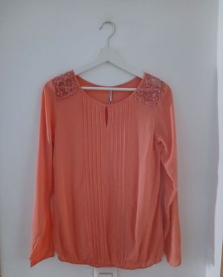 Blusa manga larga rosa.