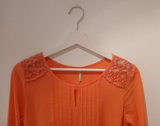 Blusa manga larga rosa.