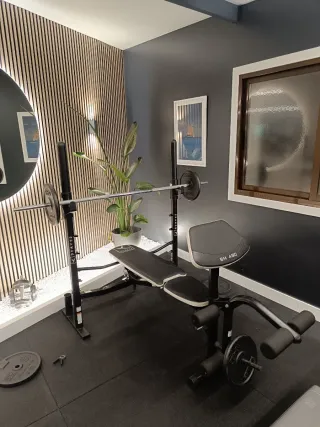 Banco de pesas y barra con discos 