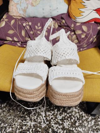 Sandalias cuña crochet blancas talla 41