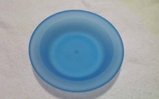 Vajilla de plastico duro color azul sin estrenar.
