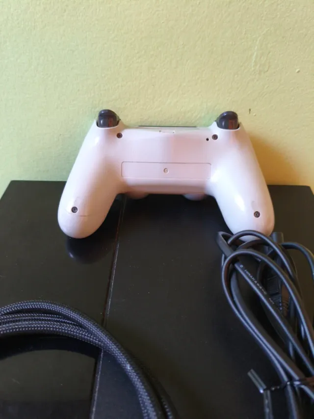 PlayStation 4 (PS4) Nera