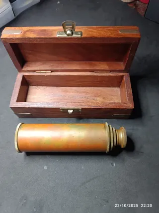 Catalejo Náutico de latón. Con caja de madera.