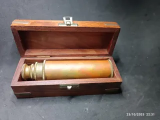Catalejo Náutico de latón. Con caja de madera.