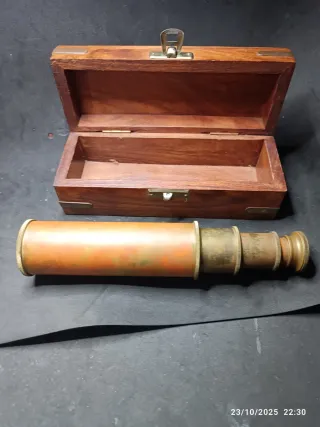 Catalejo Náutico de latón. Con caja de madera.