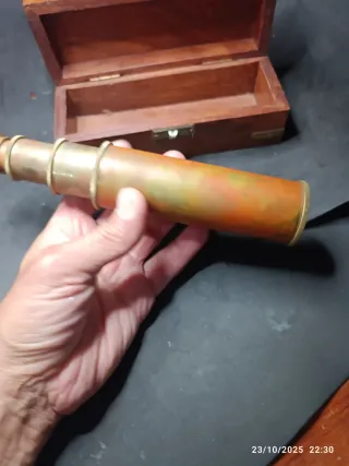 Catalejo Náutico de latón. Con caja de madera.
