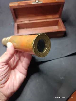 Catalejo Náutico de latón. Con caja de madera.