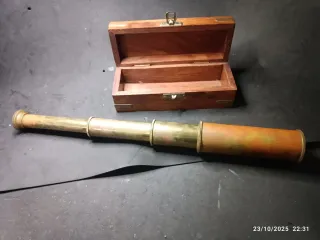 Catalejo Náutico de latón. Con caja de madera.