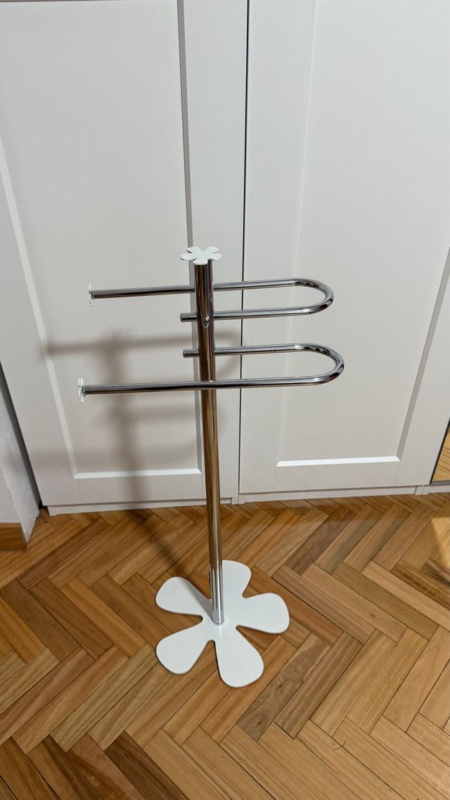 Toallero de pie metal blanco y plateado