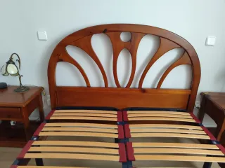 Cama de madera de pino maciza de estilo rústico.