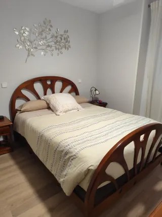 Cama de madera de derribo maciza de estilo rústico