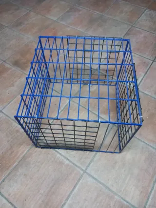 Jaula de alambre azul