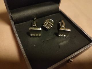 Gemelos y pasador plateados