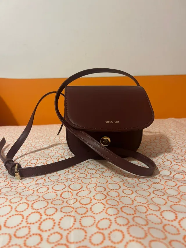 Bolso de Zara, color granate, comodo.