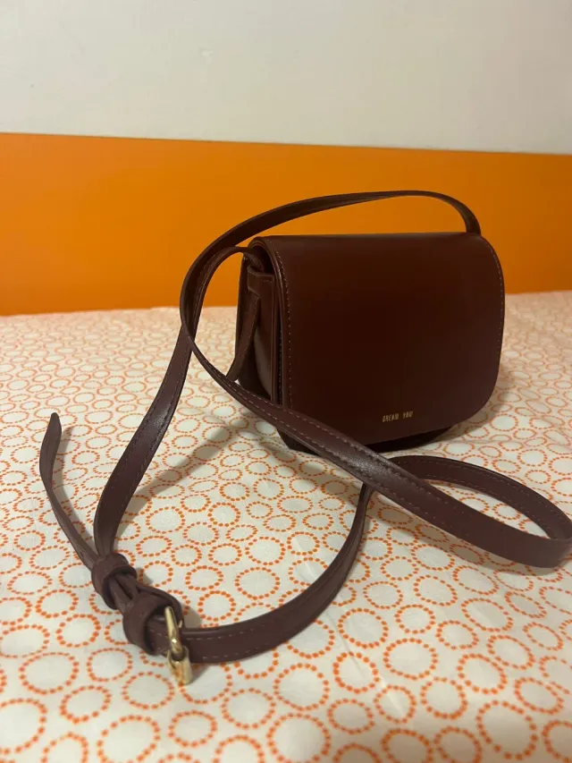 Bolso de Zara, color granate, comodo.