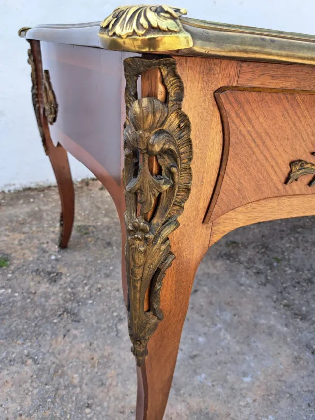 Escritorio Francés Madera y bronce.