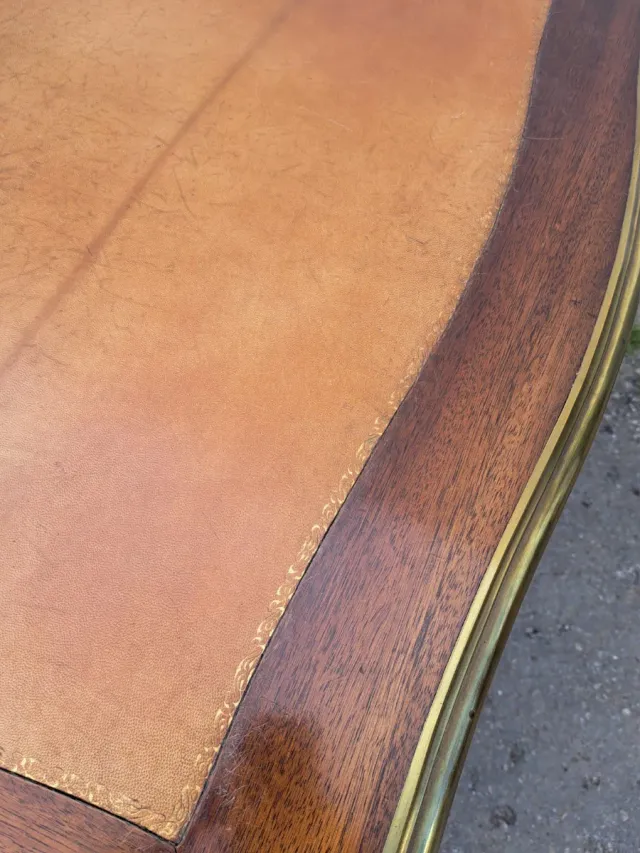 Escritorio Francés Madera y bronce.