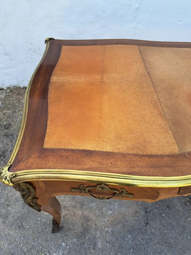 Escritorio Francés Madera y bronce.