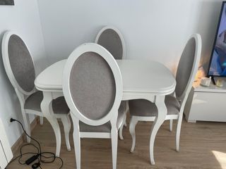 Mesa y 4 sillas blancas