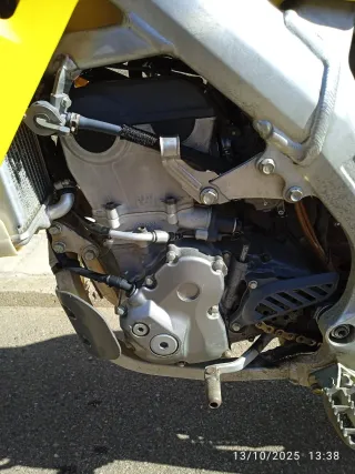 Moto Suzuki Cross Amarilla