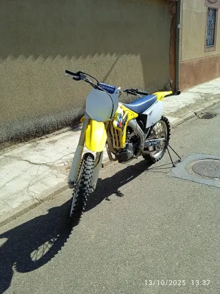 Moto Suzuki Cross Amarilla