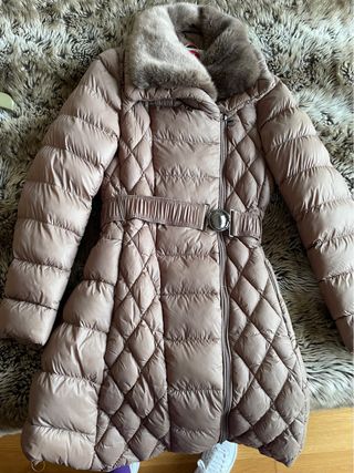 Elegante plumífero beige con cinturón