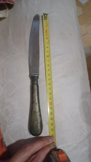 Cuchillo antiguo hoja inox puño cobre y alpaca.