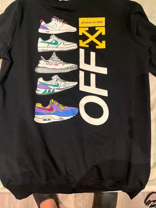 Felpa nera Off-White con scarpe da ginnastica