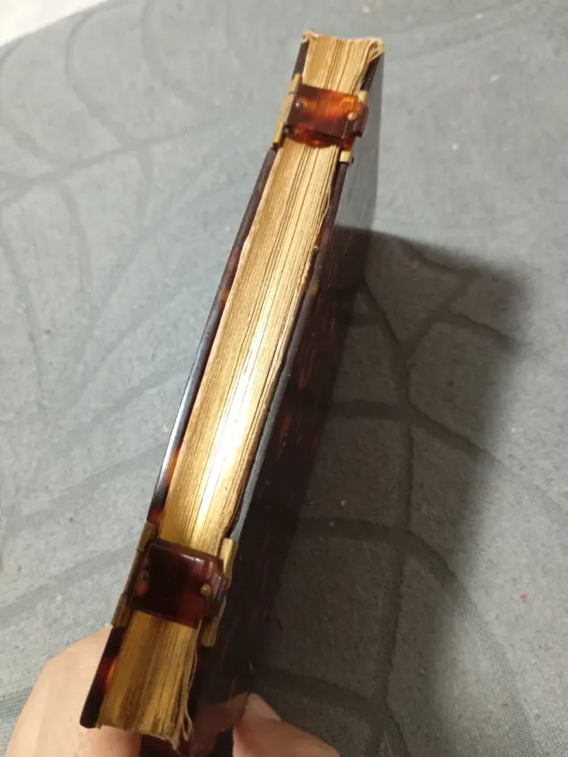 Libro antiguo tapa carey