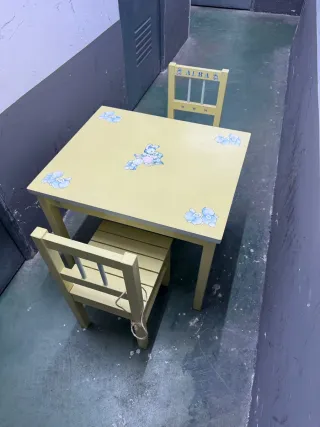 Mesa y 2 sillas infantiles pintadas a mano