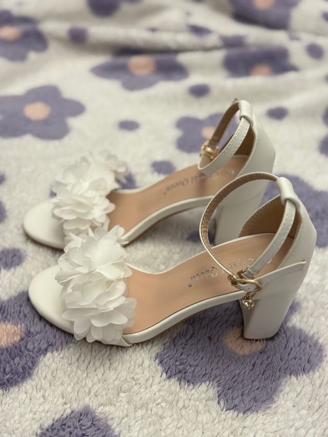 Tacones blancos flores talla 34 nuevos