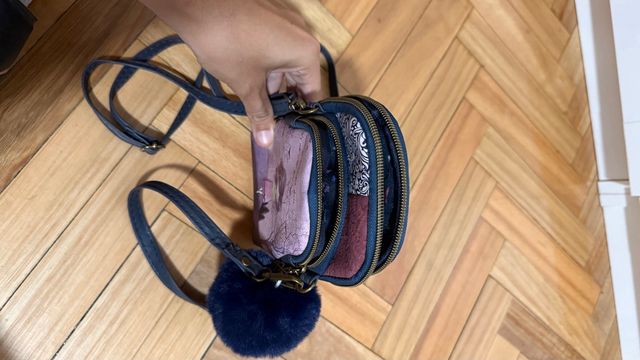 Bolso pequeño con dibujo de muñeca