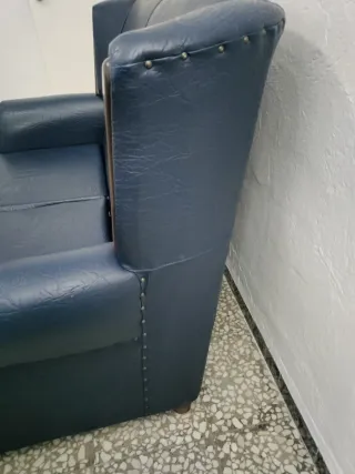 Sofá de 2 plazas azul y madera