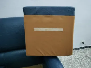 Sofá de 2 plazas azul y madera