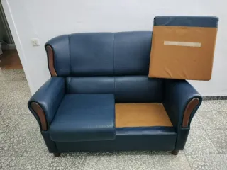 Sofá de 2 plazas azul y madera