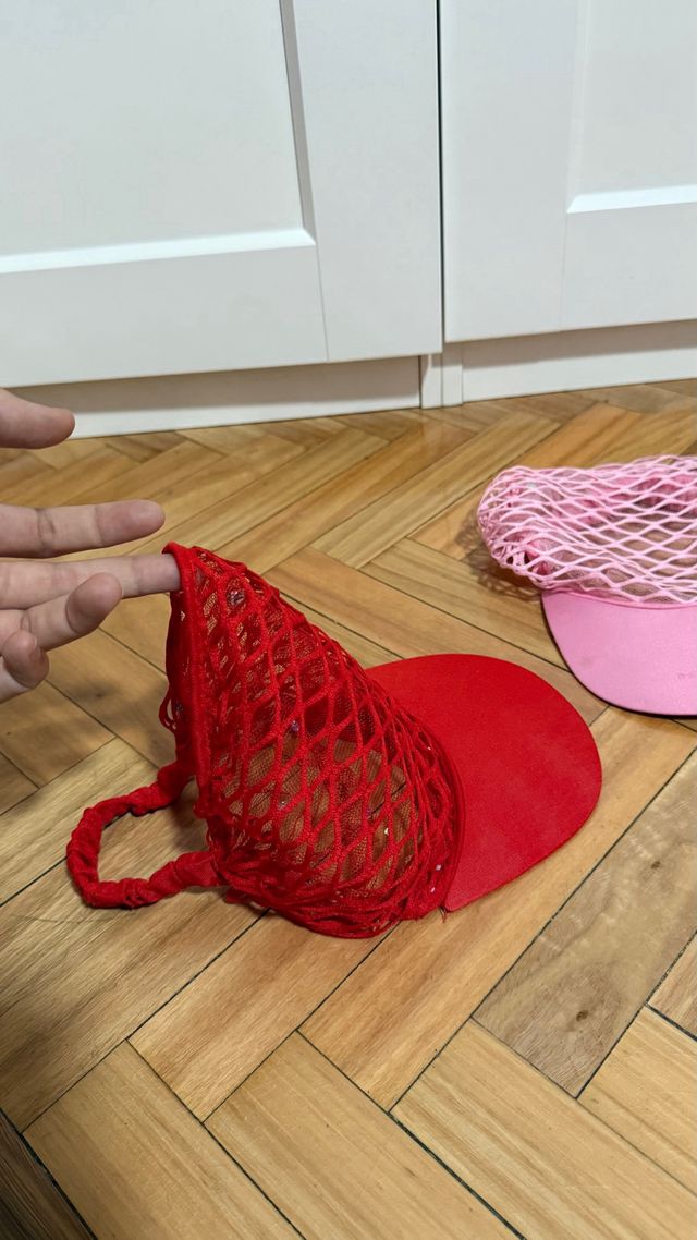 Viseras de tela rojas y rosas