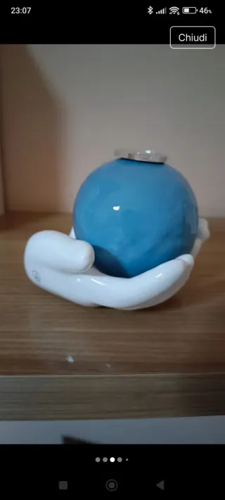 Profumatore ambiente mani che reggono mondo