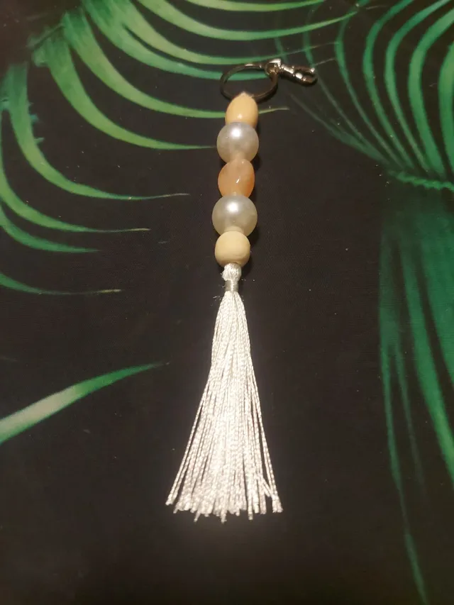 Llavero con cuentas y borla (si envío)
