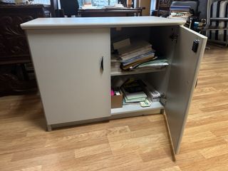 Mueble gris con baldas y 2 puertas