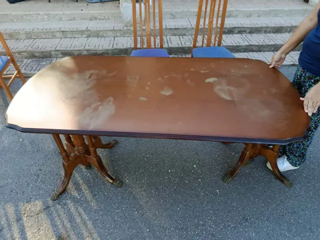 Mesa de comedor de madera