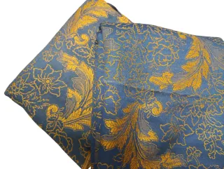 Cortinas antiguas de tela tejida.