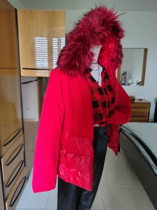 Piumino donna rosso con cappuccio