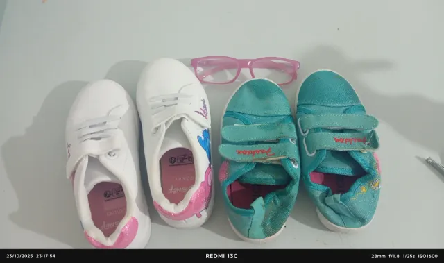 Zapatillas y gafas infantiles