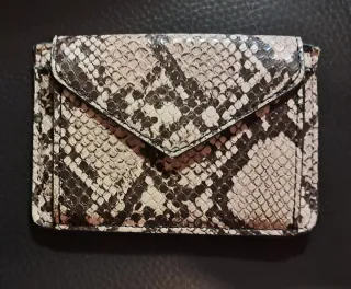 Tarjetero estampado piel serpiente