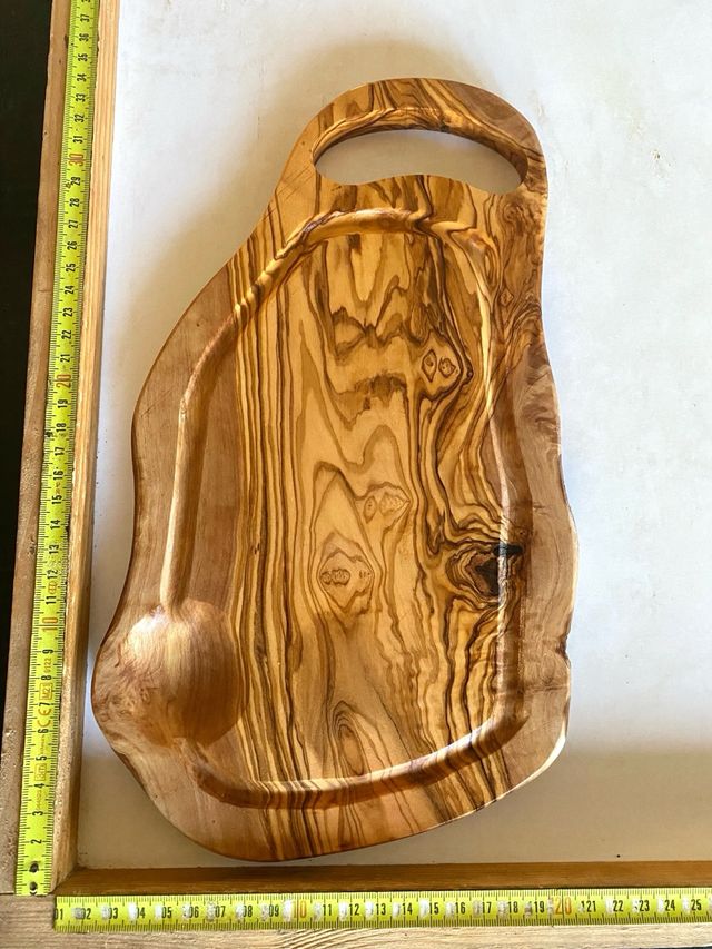 Tabla de madera de olivo para desayuno