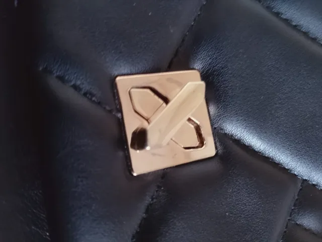 Bolso negro mujer cadena